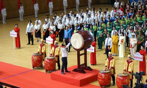 Phó Bí thư Thường trực Thành ủy Đà Nẵng Nguyễn Đình Vĩnh đánh trống khai mạc Đại hội TDTT thành phố Đà Nẵng lần thứ X năm 2026.