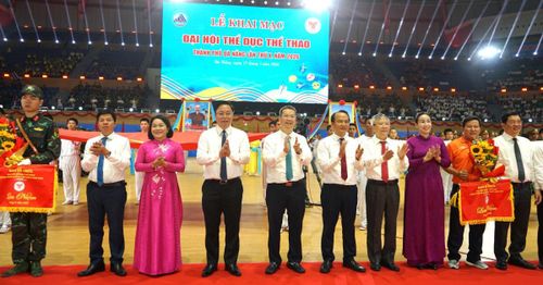 Lãnh đạo Thành ủy, HĐND, UBND, Ủy ban MTTQ Việt Nam thành phố Đà Nẵng tặng hoa chúc mừng các đoàn thể thao tham gia Đại hội.
