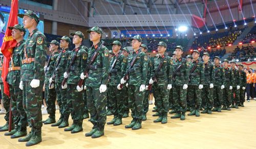 Khối diễu hành lực lượng quân đội tham gia lễ khai mạc Đại hội thể dục thể thao.