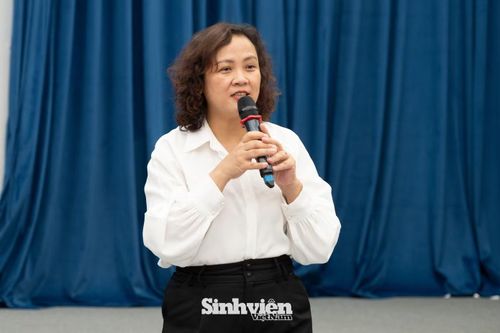 GS. TS Đinh Thị Mai Thanh giải đáp thắc mắc của học sinh, nhấn mạnh cơ hội việc làm rộng mở cùng nhiều chính sách đãi ngộ lớn cho sinh viên theo đuổi KHCN.