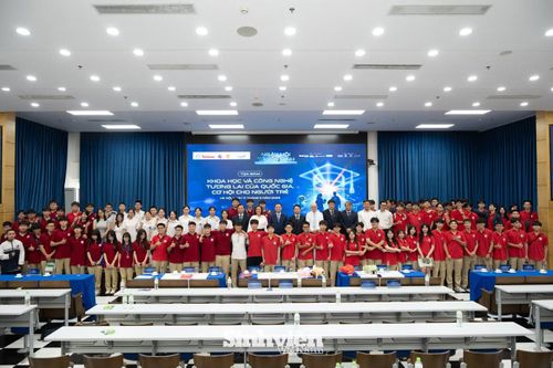 Học sinh, sinh viên chụp ảnh lưu niệm cùng các chuyên gia, khép lại buổi tọa đàm truyền cảm hứng.