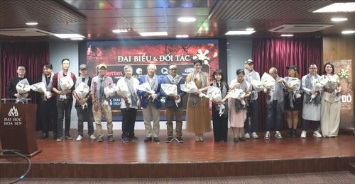 Các thành viên ê-kíp sản xuất tại sự kiện khởi động dự án Đất đỏ. Ảnh: V.HÀ
