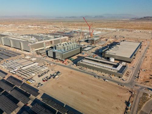 Dù còn nhiều tranh cãi, giới phân tích cho rằng Arizona vẫn sẽ tiếp tục giữ vai trò trung tâm trong tham vọng AI của Mỹ, nhưng thành phố sa mạc này cũng đang trở thành biểu tượng rõ nét cho bài toán đánh đổi giữa công nghệ, việc làm và tài nguyên môi trường trong kỷ nguyên chip AI.