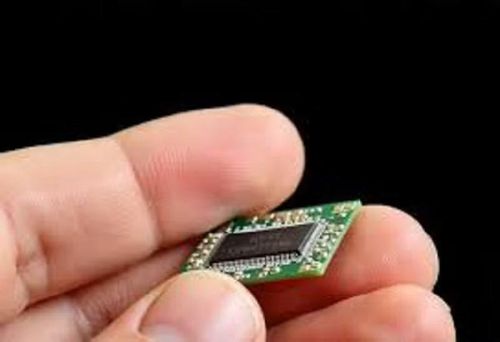 Không chỉ nước, ngành chip còn bị chỉ trích vì sử dụng nhiều hóa chất độc hại như PFAS – nhóm “hóa chất vĩnh cửu” có nguy cơ gây ung thư và ô nhiễm môi trường lâu dài, trong khi điện năng tiêu thụ tăng mạnh cũng khiến Arizona đối mặt áp lực năng lượng giữa bối cảnh biến đổi khí hậu ngày càng khắc nghiệt.
