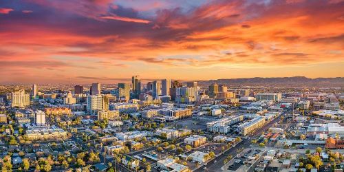 Sự bùng nổ của ngành chip giúp Arizona tạo ra hàng chục nghìn việc làm với hơn 33.000 lao động đang hoạt động trong lĩnh vực bán dẫn, đồng thời kéo theo hàng loạt trường đại học mở chương trình đào tạo kỹ sư AI và bán dẫn nhằm đáp ứng nhu cầu nhân lực khổng lồ trong tương lai.