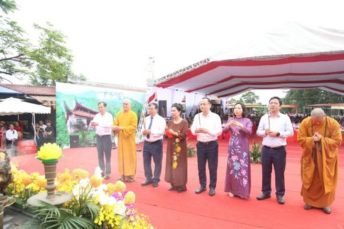 Các đại biểu dâng hương tưởng niệm