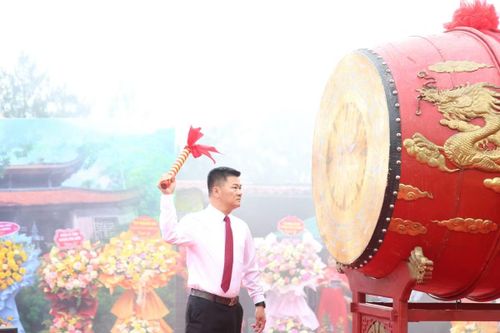 Ông Nguyễn Văn Hùng, Bí thư Đảng ủy phường Phạm Sư Mạnh gióng trống khai hội.