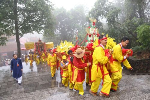 Đông đảo Nhân dân và du khách thập phương tham gia lễ rước bộ.