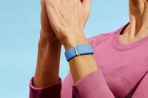 Fitbit Airtiêu chuẩn có giá 99,99 USD và có thể đặt trước ngay hôm nay, kèm theo ba tháng sử dụng Google Health Premium. Phiên bản đặc biệt sẽ có mặt tại các cửa hàng vào ngày 26 tháng 5.