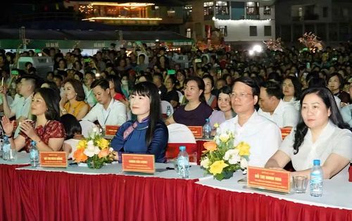 Các đại biểu dự chương trình.