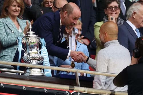 Hoàng tử William chúc mừng HLV Pep Guardiola khi Man City đoạt cú đúp danh hiệu quốc nội bóng đá Anh mùa này. Họ trước đó đã vô địch Cup Liên đoàn Anh và đang hy vọng Arsenal sẩy chân để thâu tóm luôn Ngoại hạng Anh.