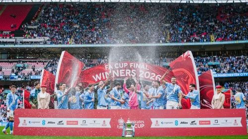 Hình ảnh các cầu thủ Man City tự hào nhận danh hiệu Cup FA lần thứ 8 trong lịch sử.