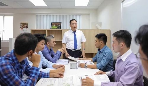 GS.TSKH Nguyễn Đình Đức họp cùng đội ngũ chuyên gia, cộng sự của mình.