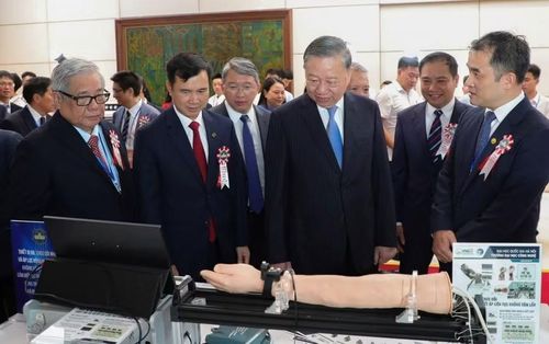 Tổng Bí thư, Chủ tịch nước Tô Lâm tham quan triển lãm thành tựu khoa học công nghệ của ĐHQG Hà Nội. Ảnh: VNU.