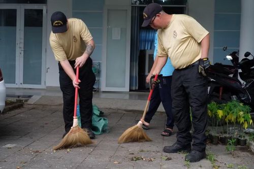 Không chỉ mang đến niềm vui tinh thần, đoàn còn trực tiếp tham gia hỗ trợ cải thiện cơ sở vật chất cho trung tâm.