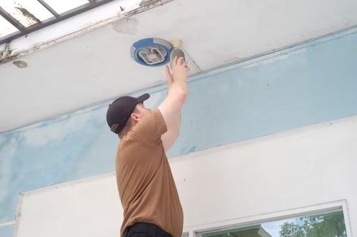 Thủy thủ Hải quân Hoàng gia Canada kiểm tra, thay mới hệ thống bóng đèn chiếu sáng tại khu vực hành lang của trung tâm.