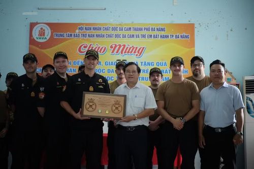 Ngày 17/5, đoàn sĩ quan và thủy thủ tàu Hải quân Hoàng gia Canada (HMCS) Charlottetown đến thăm và giao lưu tại Trung tâm bảo trợ trẻ em và nạn nhân chất độc màu da cam (thuộc thôn Phước Hưng, xã Bà Nà).