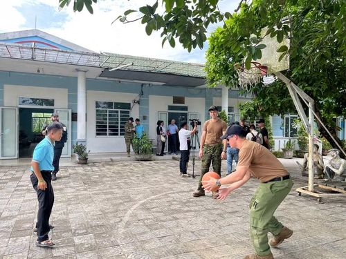 Sĩ quan và thủy thủ tàu Hải quân Hoàng gia Canada giao lưu thể thao cùng trẻ em và nạn nhân chất độc màu da cam Đà Nẵng.