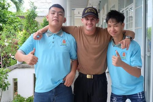 Tại đây, các sĩ quan và thủy thủ Canada đã cùng các em nhỏ và nhân viên trung tâm hòa mình vào các hoạt động giao lưu văn nghệ.