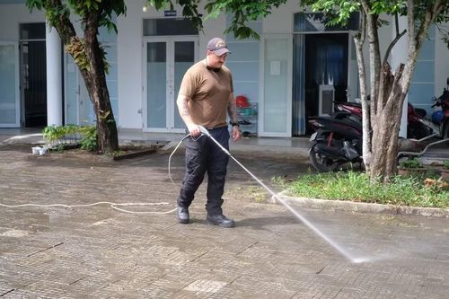 Các thủy thủ vệ sinh khu vực sân chính nhằm cải thiện không gian sinh hoạt cho các em.