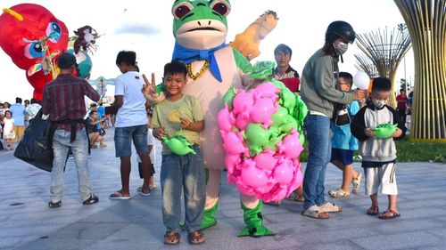 Nhiều phụ huynh và trẻ em thích thú ghi lại khoảnh khắc những cánh diều khổng lồ bay lượn giữa không gian rộng lớn, tạo nên không khí vui tươi, sôi động trong ngày đầu hè ngay trung tâm Cà Mau.