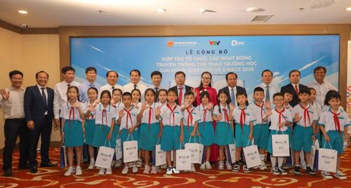 Bà Nguyễn Thị Quyên Thanh, Thứ trưởng Bộ Giáo dục và Đào tạo và Đại diện Sở, ban ngành chụp hình lưu niệm cùng các bạn học sinh Cà Mau.