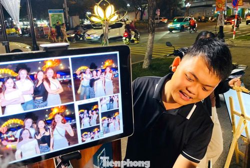 Từ 18h photobooth bắt đầu hoạt động. Nguyễn Anh Nhàn (21 tuổi, phường Hải Châu) cho hay photobooth không quá mới lạ, nhưng vì đặt ngay trên đường phố, lại có background cầu Rồng nên Nhàn thấy rất thú vị. "Nhóm tụi em thấy là vào chụp ngay, ai cũng thích thú vì chụp xong được lấy ảnh liền làm kỷ niệm", Nhàn nói.