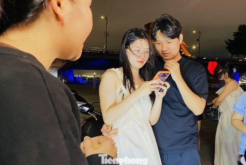 Một cặp đôi tìm hiểu về photobooth trước khi vào chụp. Với nhiều bạn trẻ, dù thời đại số, mỗi người đều có điện thoại thông minh, thậm chí máy ảnh để chụp và lưu ảnh, nhưng được cầm trên tay tấm ảnh khiến họ trân quý khoảnh khắc hơn.