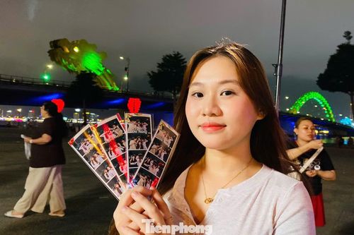Thanh Trúc (20 tuổi) hài lòng với những tấm ảnh của cô cùng nhóm bạn được nhận liền ngay sau khi chụp.