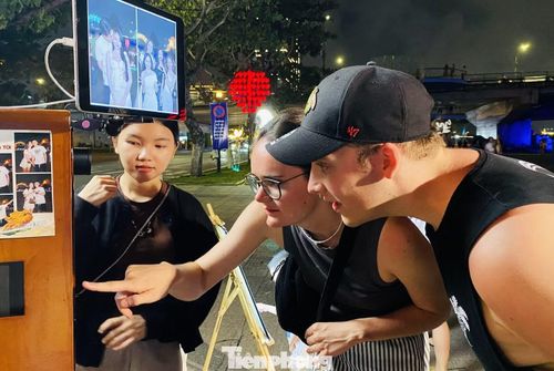 Du khách nước ngoài cũng bị photobooth níu chân.