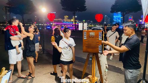 Anh Hoàng Đạt, chủ photobooth cho hay những tối cuối tuần, người dân và du khách đến rất đông, nhiều thời điểm phải xếp hàng chờ tới lượt.