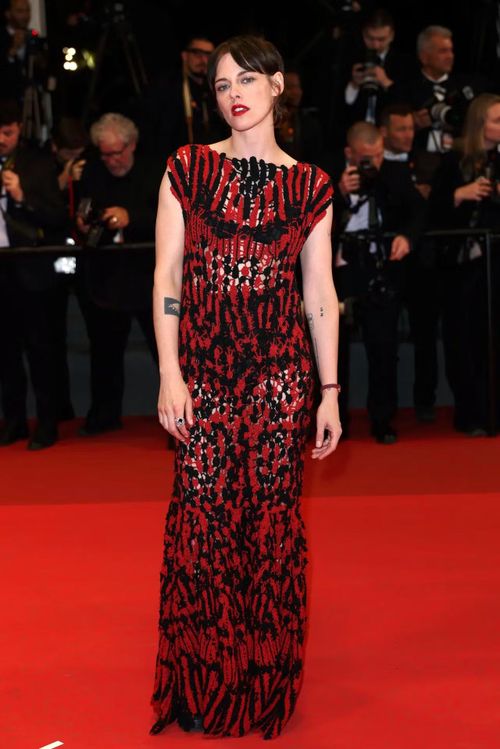 Kristen Stewart, trong vai trò nữ chính, có mặt để quảng bá cho phim. Người đẹp sinh năm 1990 diện váy đỏ - đen họa tiết lạ mắt. Tuy nhiên, kiểu dáng, màu sắc cùng lớp trang điểm khiến cô trông khá đứng tuổi. Ảnh: Getty Images.