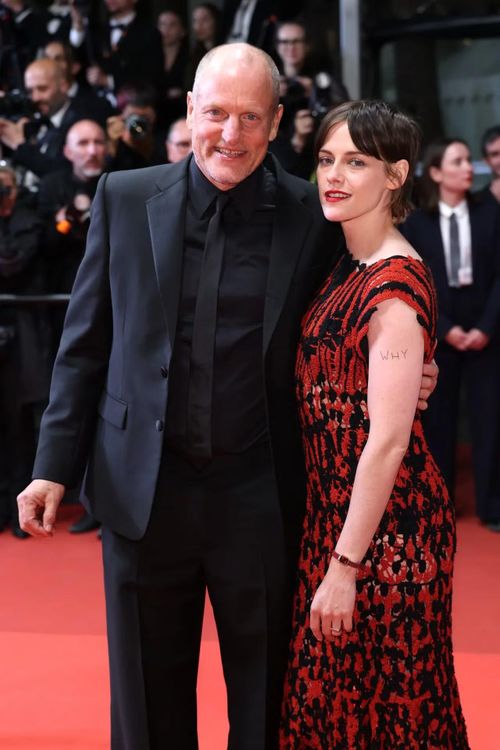 Cô dạo thảm đỏ với bạn diễn Woody Harrelson. Ảnh: Getty Images.