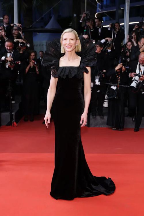 Trong khi Demi bị chê, Cate Blanchett lại nhận được nhiều lời khen nhờ diện mạo đơn giản mà thanh lịch, phù hợp độ tuổi.