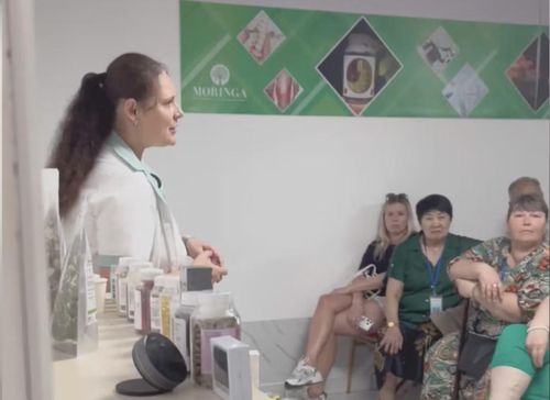Một người nước ngoài (đứng) bị trục xuất vì giới thiệu bán sản phẩm tại cửa hàng Moringa. Ảnh: CACC.