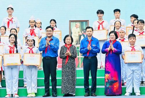 Anh Nguyễn Minh Triết (thứ 3 từ phải qua) cùng các đại biểu trao Bằng khen tuyên dương 84 Liên đội tiêu biểu có nhiều thành tích xuất sắc trong năm học 2025-2026.