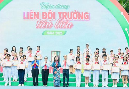 Lãnh đạo, nguyên lãnh đạo TPHCM cùng Hội đồng Đội TPHCM tuyên dương 160 Liên đội trưởng tiêu biểu. Ảnh: Việt Dũng