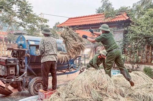 Ngoài chuyện giúp dân thu hoạch, lực lượng Công an còn tranh thủ tuyên truyền, nhắc bà con không phơi thóc, rơm rạ trên đường gây cản trở giao thông và tiềm ẩn nguy cơ tai nạn, không dùng xe công nông hay xe tự chế để chở lúa nhằm tránh tai nạn trong mùa gặt
