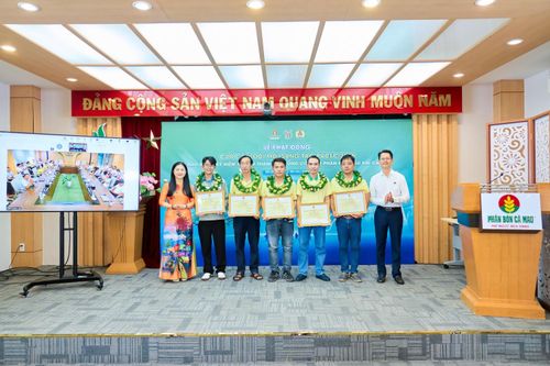 Đại diện Ban lãnh đạo trao giải đến tác giả, nhóm tác giả có thành tích xuất sắc trong phong trào thi đua Xanh Sạch Đẹp, bảo đảm an toàn vệ sinh lao động.