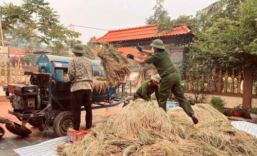 Công an xã Quý Lương đồng hành cùng người dân trong lao động sản xuất.