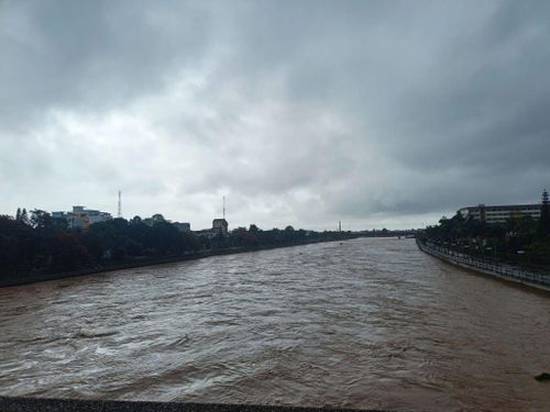 Nước lũ trên sông Ka Long dâng cao sau mưa lớn.