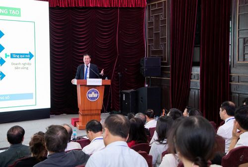 GS.TS Nguyễn Hữu Đức, nguyên Phó Giám đốc Đại học Quốc gia Hà Nội chia sẻ tại hội thảo. Ảnh: VNU
