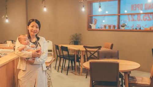 Madoka Nozawa chụp ảnh tại quán. Ảnh: Domingo.ne