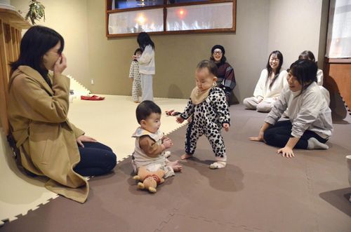 Quán cà phê thâu đêm dành cho các bà mẹ có con nhỏ khóc đêm. Ảnh: Japantoday