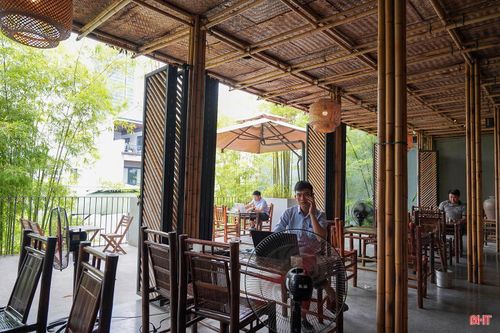 Những hàng tre xanh, các vật dụng trang trí từ tre cùng lối bài trí mộc mạc tại quán cà phê Bambo (phường Thành Sen) đã tạo nên điểm nhấn riêng biệt cho quán, mang đến cảm giác thoáng đãng, mát mẻ và hiền hòa cho khách ghé thăm. Chị Nguyễn Thị Thanh Huyền - chủ quán cà phê chia sẻ: "Những mảng xanh được bố trí hợp lý trong không gian quán góp phần tạo nên một tổng thể hài hòa, vừa đảm bảo tính thẩm mỹ vừa mang lại sự thư giãn, dễ chịu".