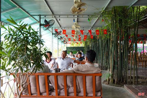 Lấy cảm hứng từ ý tưởng đưa làng quê vào giữa phố thị, quán cà phê Trúc Linh (TDP Linh Tiến, phường Thành Sen) lựa chọn cây tre làm điểm nhấn chủ đạo trong thiết kế. Mặt hồ thoáng đãng, bao quanh bởi những khóm tre xanh mát, mang đến cho du khách cảm giác gần gũi, thư thái giữa thiên nhiên. Anh Nguyễn Minh Tuấn – chủ quán cà phê Trúc Linh chia sẻ: “Không gian quán không chỉ là nơi để thưởng thức cà phê, gặp gỡ bạn bè mà còn hướng tới lan tỏa thông điệp sống xanh, thân thiện với môi trường. Sự kết hợp hài hòa giữa thiên nhiên và phong cách kiến trúc dân dã đã để lại nhiều ấn tượng đẹp trong lòng khách hàng”.