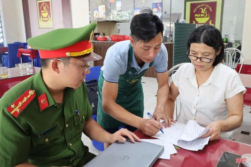Đoàn kiểm tra liên ngành cấp tỉnh xử phạt một cơ sở kinh doanh dịch vụ ăn uống tại phường Thành Sen.