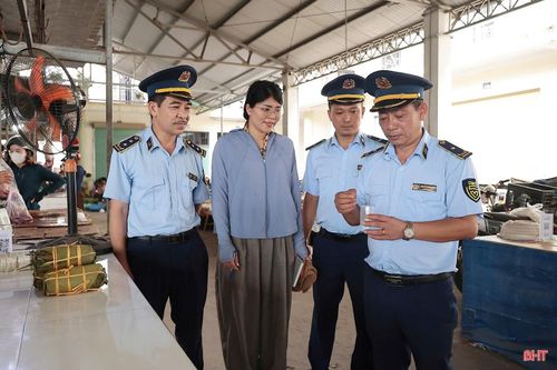 Chi cục Quản lý thị trường Hà Tĩnh kiểm tra, kiểm soát thị trường đối với các mặt hàng thực phẩm tại chợ truyền thống.