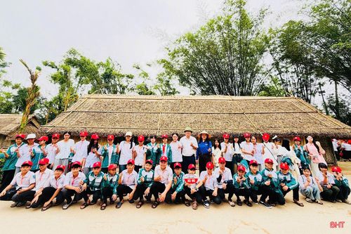 Giáo viên, học sinh Trường THCS Kỳ Thịnh chụp ảnh kỷ niệm ở quê Bác.