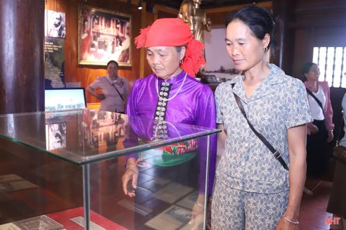Bà Vì Thị Núc (bên trái) cùng bà con dân bản vượt đường sá xa xôi về thăm quê Bác.